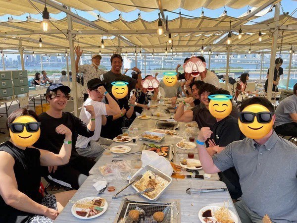 F.C.Aの懇親会や季節イベントを楽しむメンバー