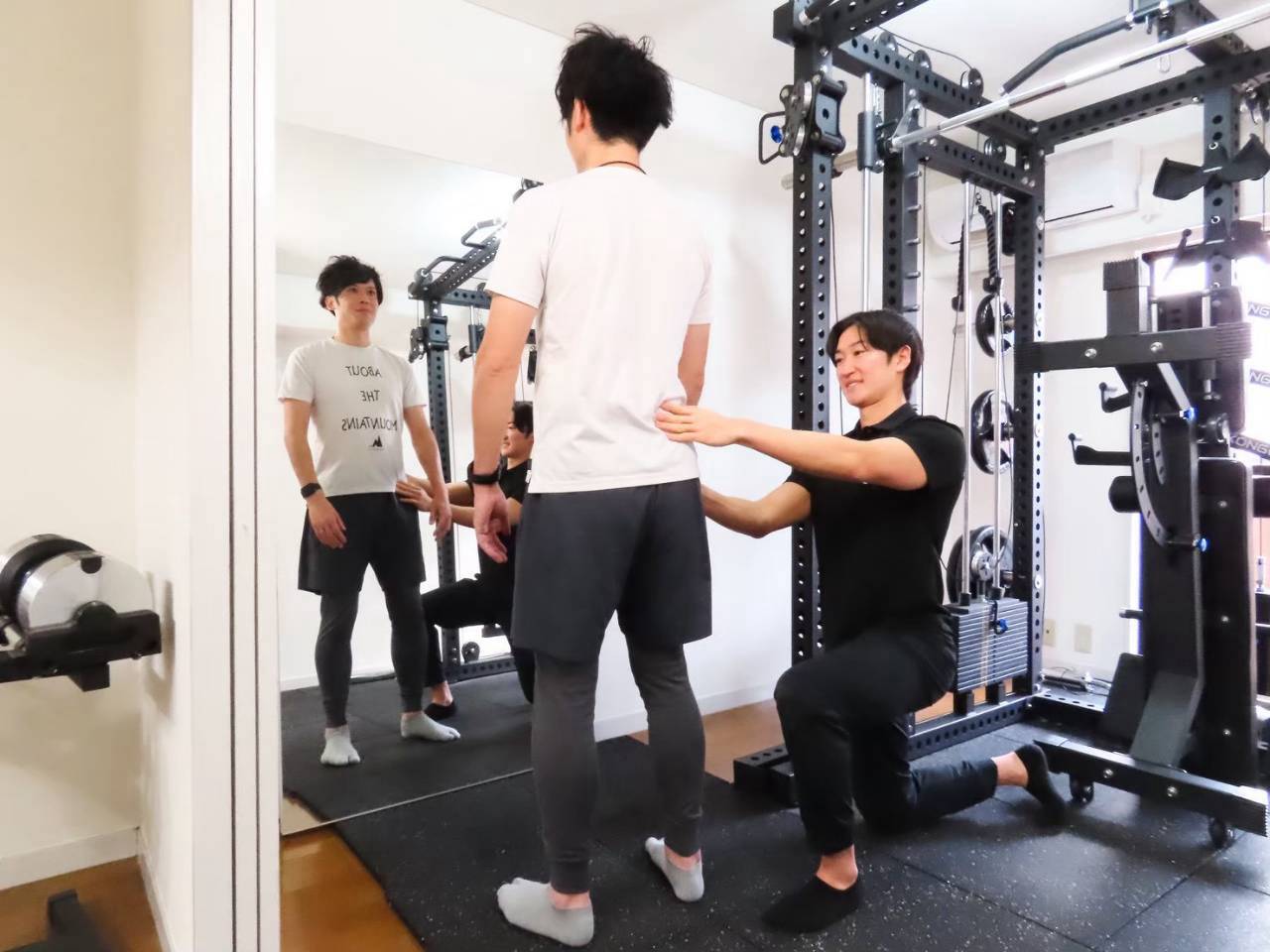 姿勢や身体の状態を確認するトレーナー